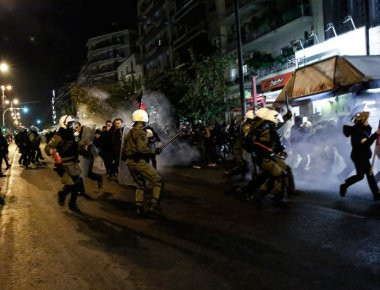 Συγκρούσεις αναρχικών και δυνάμεων ασφαλείας μετά τη λήξη της πορείας για το Πολυτεχνείο - Εμπρησμοί στα Εξάρχεια